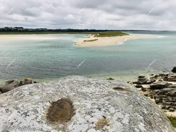 Photo La Baie du Kernic : La Baie du Kernic à marée montante. L’eau et le sable ont des Couleurs magnifiques je trouve 😍
A noter qu’une nouvelle petite île s’est formée devant la Pointe de la Dune entre Noël 2019 et Juin 2020. Pourvu qu’elle tienne 🤞🏻😬c, Baie du Kernic, Dune de Keremma, Rochers, mer, sable blanc