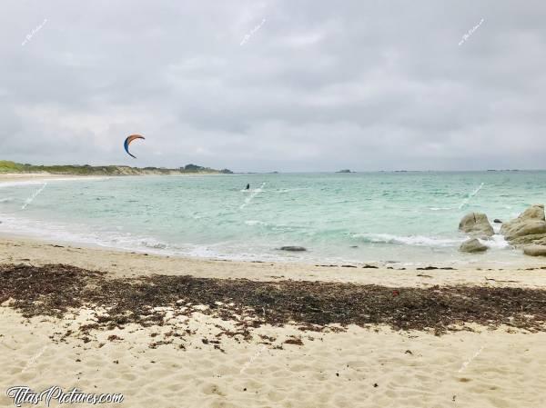 Photo Les Amiets : Kitesurf aux Amiets à Cléder.
La bande noire au 1er plan, est du goëmon séché et des algues mortes rejetés par la marée.c, Les Amiets, Kitesurf, sable blanc, mer