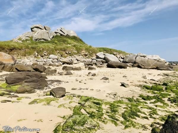 Photo La Baie du Kernic : Des algues vertes sont apparues pendant le confinement. Pas cool 😕c, Baie du Kernic, Porsguen, sable, Rochers