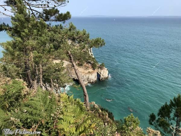 Photo Plage de l’Île Vierge : Petite Plage de l’Île Vierge à Crozon.c, Plage de l’Île Vierge, Crozon, falaises, mer, pins