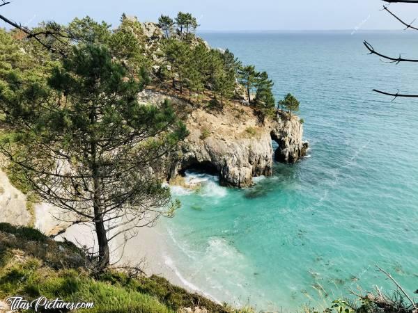 Photo Plage de l’Île Vierge : Jolie petite Plage de l’Île Vierge à Crozon. Il faut marcher un bon moment pour y accéder. Et ensuite, il faut de bonnes chaussures pour descendre le chemin escarpé 😅 Mais elle le vaut bien 😍c, Plage de l’Île Vierge, Crozon, falaises, mer