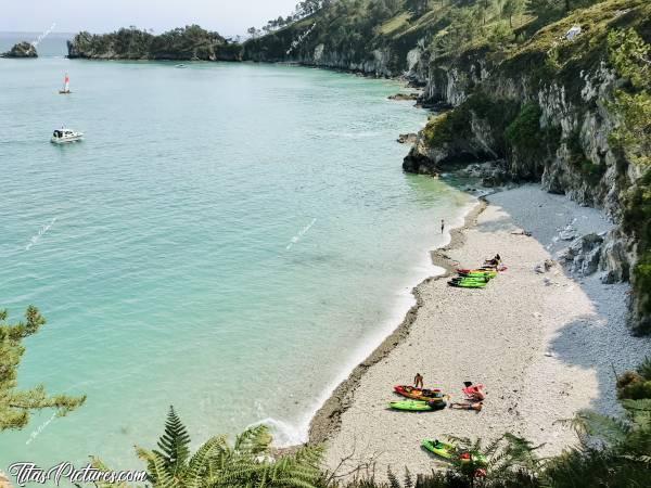 Photo Crozon : Jolie petite balade à la presqu’île de Crozon. Pleins de très jolis coin avec de toutes petites plages difficiles d’accès si on est pas un peu sportif.  Les canoës sont arrivés par la mer pour info. Trop escarpés les chemins pour y arriver à pieds 😅c, Crozon, mer, rochers, falaises