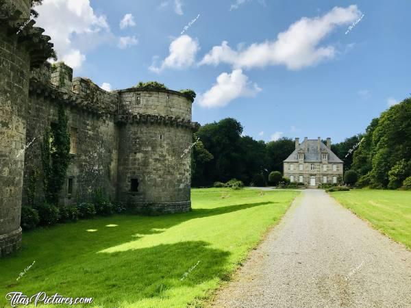 Photo Vieux Château : Découverte des ruines d’un vieux château dans la campagne de Cléder au lieu dit Kergonadeach. Il se trouve sur une propriété privée. Je n’ai donc pas pu m’approcher plus près. Dommage 😬c, Château, Kergonadeach, Cléder