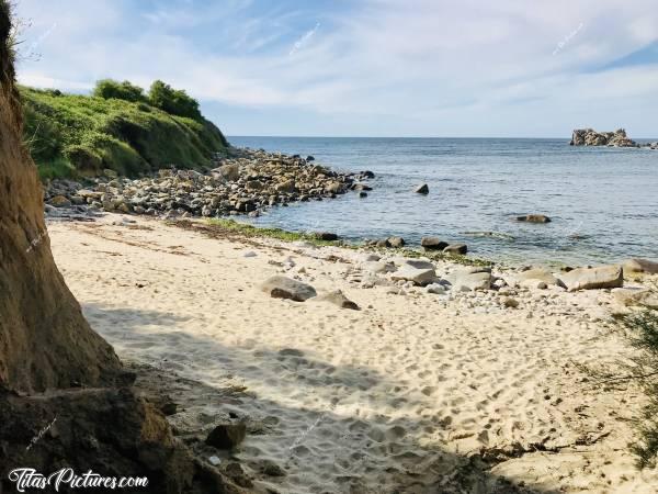 Photo Crac’h zu : Petite plage bien isolée, voisine de la plage de Crac’h zu à Cléder. Il faut marcher environ 15 min pour l’atteindre (en partant de la plage de Crac’h zu) 😎c, Crac’h zu, Cléder, rochers, mer, sable