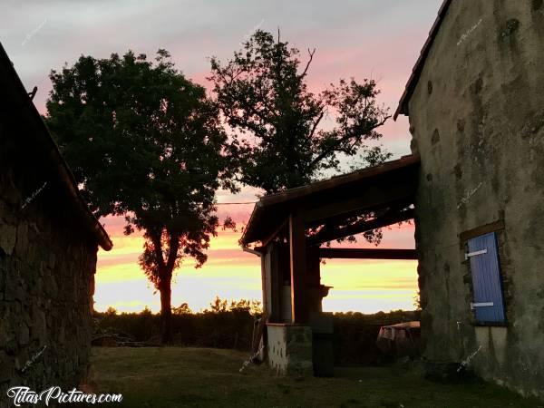 Photo Coucher du Soleil : Coucher du Soleil flamboyant sur la terrasse de mes Voisins 😍c, Coucher du Soleil