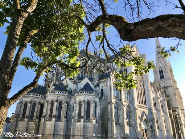 Photo Notre Dame de Cholet : L’Eglise Notre Dame de Cholet qui ressemble à une Cathédrale, car 2 clochés.c, Notre Dame de Cholet, Eglise