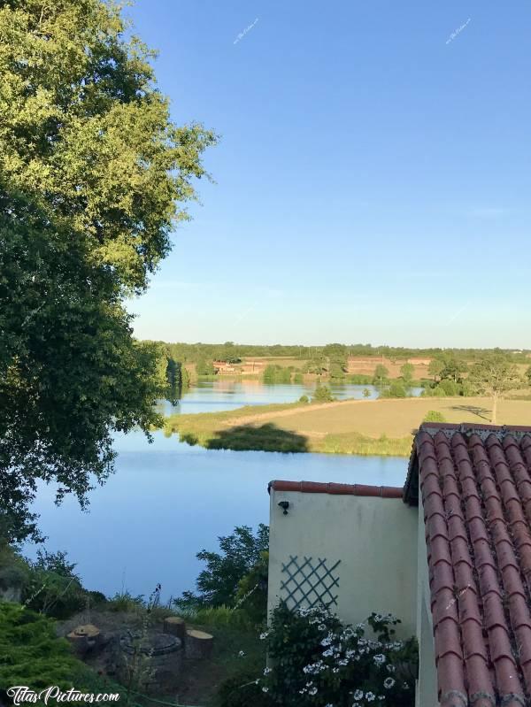 Photo Lac de Ribou : Quelle vue magnifique que cette maison possède de son jardin 😍c, Lac de Ribou, jardin, maison