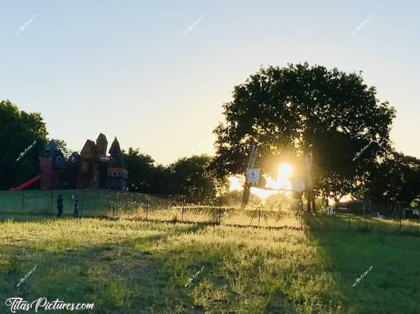 Photo Coucher de soleil : Coucher de soleil sur un parc pour enfants au Lac de Ribou à Cholet.c, Coucher de soleil, Lac de Ribou, parc d’enfants