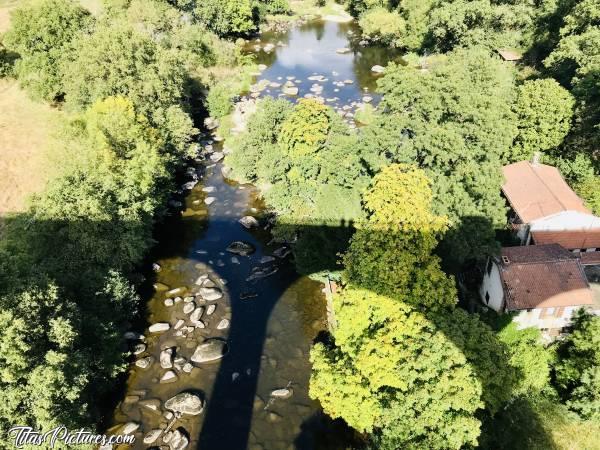 Photo Le Viaduc de Barbin : Petite balade sur le Viaduc de Barbin à St Laurent-sur-Sèvre. En bas, la Sèvre Nantaise avec un niveau très très bas et très peu de courant 😥c, Viaduc de Barbin, Sèvre Nantaise, St-Laurent-sur-Sèvre