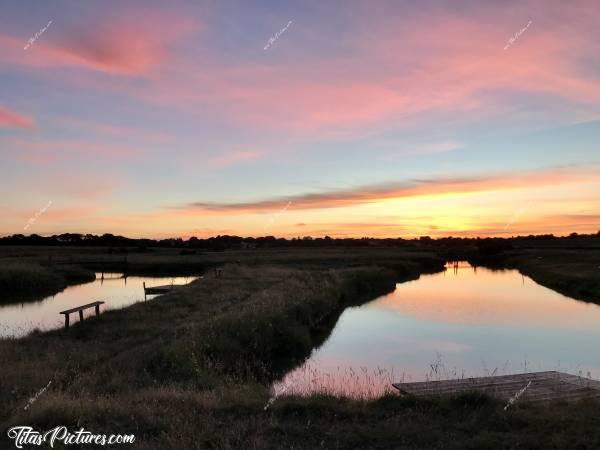 Photo Marais de la Boulinière : Joli Coucher de soleil sur le Marais de la Boulinière à côté de la Plage du Veillon.c, Marais de la Boulinière