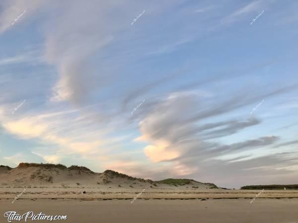 Photo La plage du Veillon : Bel effet de nuages à la plage du Veillon à Talmont-Saint-Hilaire. 
La Dune continue de disparaître 😥😢c, Plage du Veillon, Talmont-Saint-Hilaire