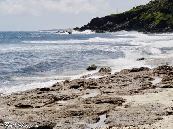 Photo Grande Anse : Quelles belles vagues qui donnent envie de se baigner.. Mais non, il s’agit d’une zone interdite à la baignade 😅😥c, Grande Anse, mer, sable, rochers