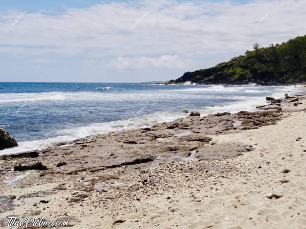Photo Grande Anse : Quelles belles vagues qui donnent envie de se baigner.. Mais non, il s’agit d’une zone interdite à la baignade 😅😥c, Grande Anse, mer, sable, rochers