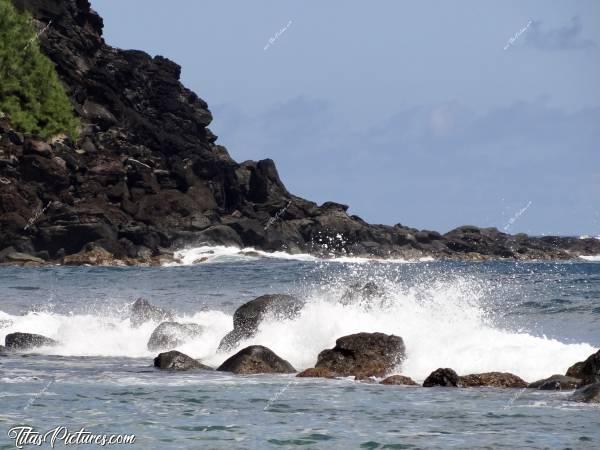 Photo Grande Anse : La Plage de Grande Anse dans le Sud-Est de l’Ile. Les rochers que l’ont voit servent de protection contre les requins 🦈 et forme un bassin de rétention d’eau à marée basse.c, Grande Anse, mer, rochers