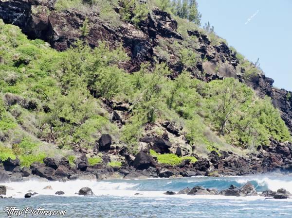 Photo Grande Anse : Quels beaux contrastes de couleurs avec cette falaise de roches volcaniques😍c, Grande Anse, mer, rochers, falaise