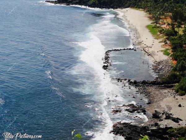 Photo Grande Anse : La plage de Grande Anse vue des hauteurs 😍
On distingue bien le bassin de baignade autorisée. De part et d’autre, à vos risques et périls 😅c, La Réunion, Grande Anse, Sud-est, plage
