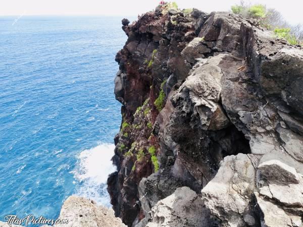 Photo Falaises de Grande Anse : Petite balade en hauteur à Grande Anse pour admirer les falaises et la vue biensur 😍😎
Si vous regardez bien, on voit des gens au bout de cette falaise, ce qui permet de bien estimer la hauteur 😉c, Grande Anse, falaises, mer