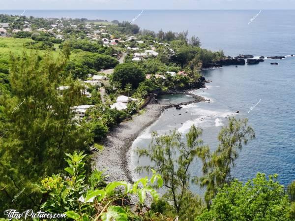 Photo Bassin anti-requins : Regardez cette belle et longue plage de Manapanny les Bains 😍 Malheureusement, pour se baigner, c’est uniquement dans le bassin artificiel du fond 😟😬c, La Réunion, plage, Manapanny les Bains