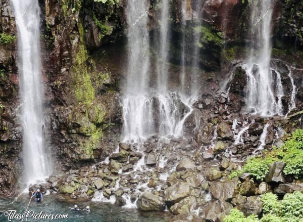 Photo Langevin : La chute d’eau de Langevin. Cherchez les petits Bonhommes pour avoir l’échelle de grandeur 😉
Désolée, j’ai pas pu tout prendre dans mon viseur 😅c, La Réunion, Langevin, chute d’eau