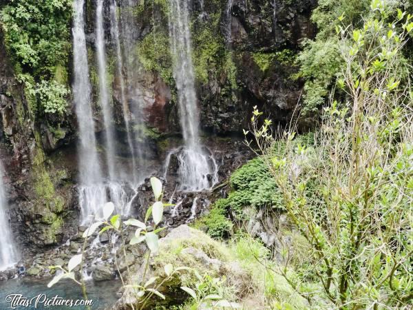 Photo Langevin : Une toute petite partie de la chute d’eau.. Cherchez bien le détail qui vous donnera l’échelle de grandeur 😉😋c, La Réunion, Langevin, chute d’eau