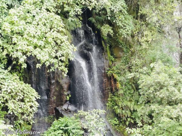 Photo Langevin : Une petite chute d’eau perdue dans la végétation..c, La Réunion, Langevin, chute d’eau