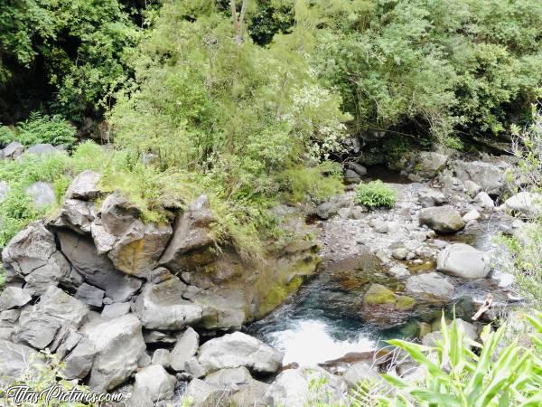Photo La Rivière Langevin : La Rivière Langevin. Gros rochers ou petits rochers ? Cherchez bien le détail qui vous donnera une échelle de grandeur 😉😊c, La Réunion, Langevin, Rivière