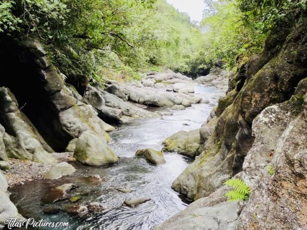 Photo Langevin : Regardez comment la Roche est érodée.. Preuve d’un débit bien plus important en saison des pluies 😅c, La Réunion, Langevin, Rivière