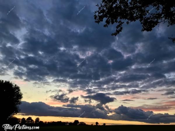 Photo Le Boupère : Coucher de soleil sur la campagne du Boupère.c, Le Boupère, coucher de soleil