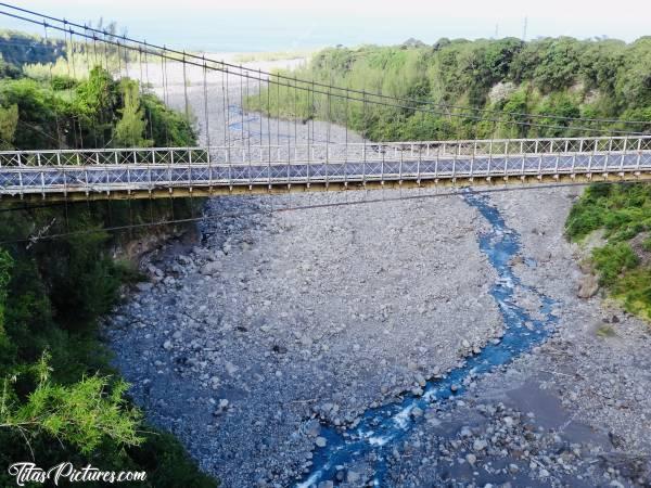 Photo Vieux Pont : Vieux Pont suspendu de la Rivière de l'Est à Sainte-Rose. Il est classé aux monuments historiques. 
Malheureusement, il est fermé aux piétons car il se dégrade très vite et n'est plus entretenu faute d'argent 😢
Merci à Mauranne kub pour l’info 😉😊c, La Réunion, Vieux Pont, Sainte-Rose