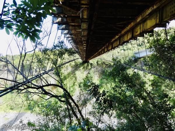 Photo Vieux Pont : Dessous du Vieux Pont.
Ça fait très glauque je trouve 😅😍
On peut apercevoir le nouveau Pont à droite..c, La Réunion, Vieux Pont, Sainte-Rose