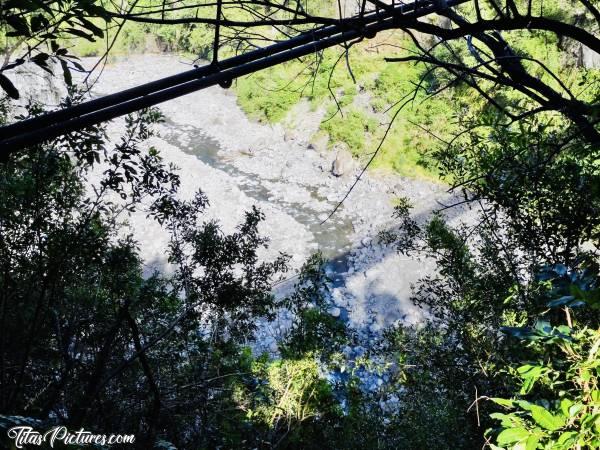 Photo Vieux Pont : Dessous du Vieux Pont avec vue sur la Rivière de l’Est. Pas beaucoup d’eau en cette période 😅c, La Réunion, Vieux Pont, Sainte-Rose
