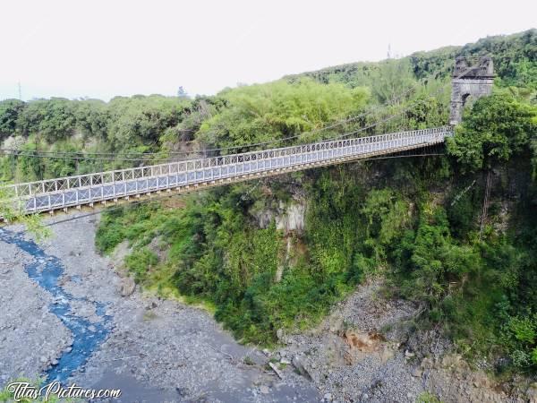 Photo Vieux Pont : Vieux Pont suspendu de la Rivière de l'Est à Sainte-Rose. Il est classé aux monuments historiques. 
Malheureusement, il est fermé aux piétons car il se dégrade très vite et n'est plus entretenu faute d'argent 😢
Merci à Mauranne.kub pour l’info 😉😊c, La Réunion, Vieux Pont, Sainte-Rose