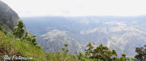 Photo Le Cirque de Cilaos : Vue panoramique sur Le Cirque de Cilaos. Quelques minutes juste avant la photo, on ne voyait que des nuages. Et tout à coup, ça s’est dégagé, laissant apparaître ce magnifique paysage 😍 Mais pour quelques instant seulement 😅
Magique 👍🏻😍c, Cirque de Cilaos