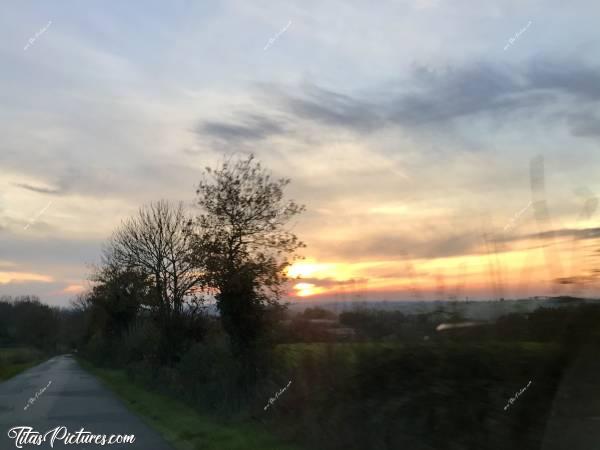 Photo La Flocellière : La campagne de la Flocellière en fin de journée... J’étais en voiture, d’où le flou.. Mais j’aime bien 🥰c, La Flocellière, campagne, champs