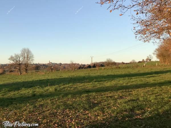 Photo Saint-Michel-Mont-Mercure : Fin de journée sur la campagne de Saint-Michel-Mont-Mercure. L’Eglise avec l’Arc Ange au loin .. (Point culminant de la Vendée 😉😊)c, Saint-Michel-Mont-Mercure, Campagne