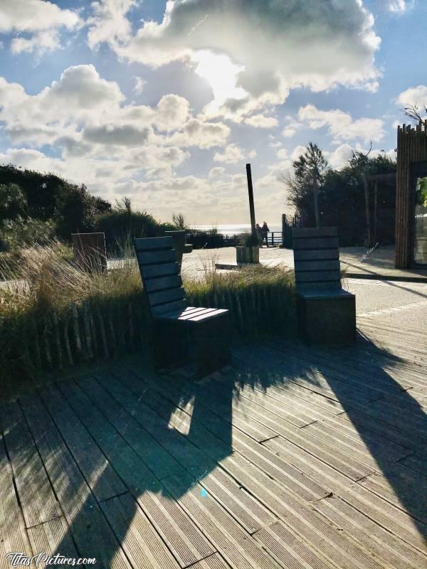 Photo La Plage du Veillon : La Plage du Veillon à Talmont-Saint-Hilaire. Quel bel endroit pour se rechausser après une bonne balade dans le sable 😍c, Plage du Veillon, chaises publics