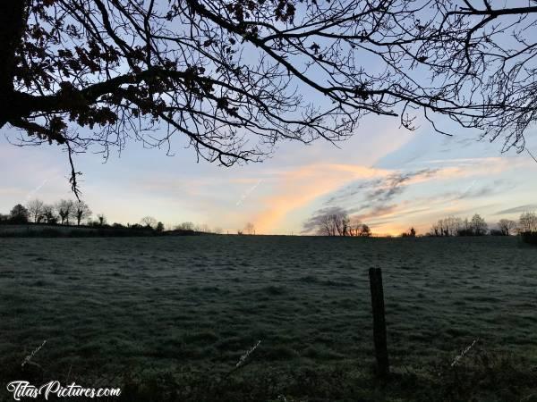 Photo Sunrise : Beau Lever de Soleil sur la campagne du Boupère 😍
Gelée blanche ce matin-là 🥶 Malheureusement, ça ne ressort pas bien sur la photo 😕c, Sunrise, Campagne