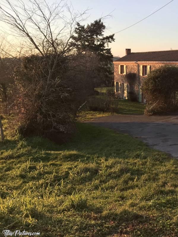 Photo Vieille Maison : Vieille petite maison vendéenne mise en valeur par les couleurs du coucher de soleil ..c, Maison Vendéenne, campagne