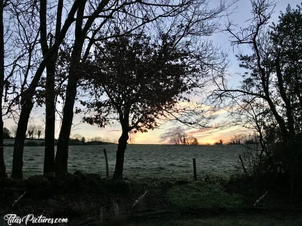 Photo Sunrise : Beau Lever de Soleil sur la campagne du Boupère 😍
Gelée blanche ce matin-là 🥶 Malheureusement, ça ne ressort pas bien sur la photo 😕c, Sunrise, Campagne