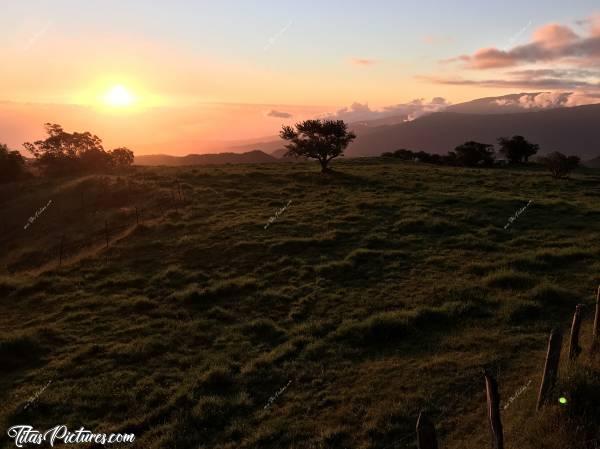 Photo Le Sud Est de la Réunion : Le Sud Est de la Réunion. Coucher de soleil sur la mer.c, La Réunion, Coucher du Soleil, mer, Montagnes, prairies