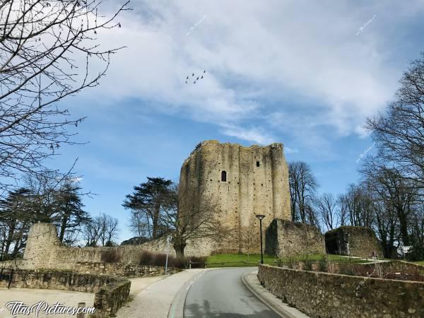 Photo Le château de Pouzauges : Le château de Pouzauges qui se situe sur les hauteurs de la Ville.c, Château de Pouzauges