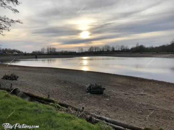 Photo Le Lac de l’Espérance : Le Lac de l’Espérance à Pouzauges, entièrement vidé.c, Le Lac de l’Espérance, Pouzauges