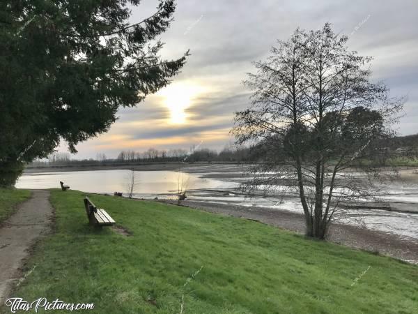 Photo Le Lac de l’Espérance : Le Lac de l’Espérance à Pouzauges, entièrement vidé.c, Le Lac de l’Espérance, Pouzauges