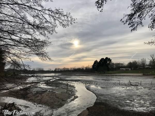 Photo Le Lac de l’Espérance : Le Lac de l’Espérance à Pouzauges. Il est entièrement vidé. Ça fait trop bizarre de le voir comme ça 😅 Mais très joli je trouve, les dessins que ça fait avec ces couleurs en reflets .. 😍c, Le Lac de l’Espérance, Pouzauges