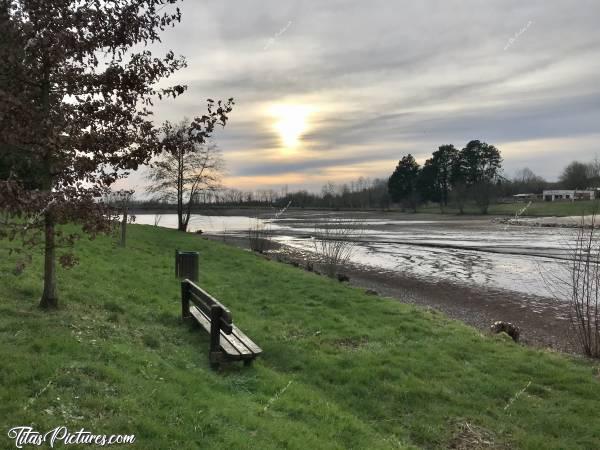 Photo Le Lac de l’Espérance : Le Lac de l’Espérance à Pouzauges, entièrement vidé.c, Le Lac de l’Espérance, Pouzauges