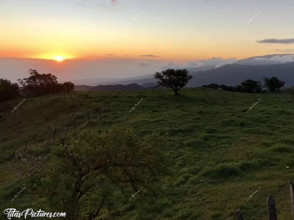 Photo Le Sud Est de la Réunion : Le Sud Est de la Réunion. Coucher de soleil sur la mer. Où est l’horison, où sont les nuages ? Difficile de voir la limite..c, La Réunion, Coucher du Soleil, mer, Montagnes, prairies