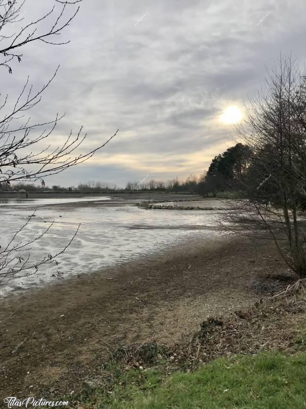 Photo Le Lac de l’Espérance : Le Lac de l’Espérance à Pouzauges. Il est entièrement vidé. On voit bien le bassin de baignade pour les enfants. Peut-être un peu triste quand même cette photo.. 🤔 Qu’en pensez-vous ?c, Le Lac de l’Espérance, Pouzauges