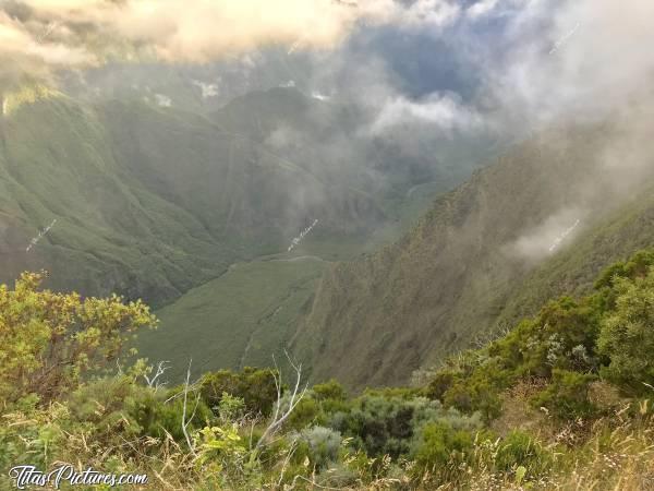 Photo Le Centre Est de l’Ile : Le Centre Est de l’Ile. Difficile de capturer ce paysage magnifique. En quelques secondes, les nuages masquent tout!c, La Réunion, Montagnes, Falaises, Arbres, Nuages