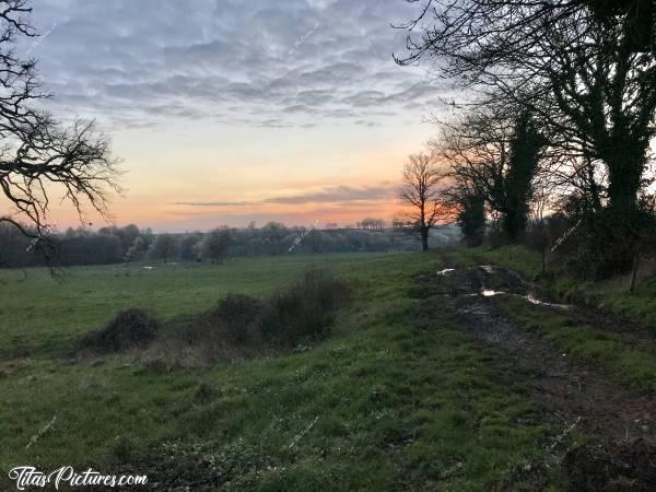 Photo Coucher de soleil : Coucher de soleil sur la Campagne du Boupère. Magnifiques couleurs ce soir-là 😍c, Coucher de soleil, Campagne