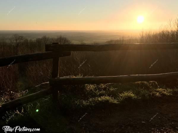 Photo Le Bois de la Folie : Magnifique Point de Vue sur l’horizon de la Vendée, au Bois de la Folie à Pouzauges 😎😍
C’est en découvrant ce point de vue que j’ai dû admettre ce que les vendéens n’arrêtaient pas de me dire : la Vendée est un département plat. Excepté le Nord-est avec Pouzauges et Saint-Michel-Mont-Mercure..😉c, Bois de la Folie, Pouzauges, Arbres, Coucher de soleil